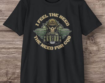 Puede incluir: Camiseta negra con un diseño gráfico de temática militar. El diseño presenta una calavera con casco y equipo táctico, con el texto "I FEEL THE NEED THE NEED FOR CQB" y "DANGEROUS GENTS" en un diseño circular.