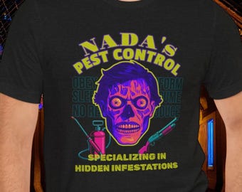Könnte beinhalten: Schwarzes T-Shirt mit einem Grafikdesign mit einem lila und gelben Schädel. Der Text lautet "NADA'S PEST CONTROL" und "SPECIALIZING IN HIDDEN INFESTATIONS". Das Design beinhaltet ein Sprühgerät und eine Schrotflinte.