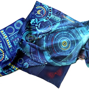 Puede incluir: Dos pa&ntilde;uelos de seda con un dise&ntilde;o futurista inspirado en la tecnolog&iacute;a. Los pa&ntilde;uelos presentan un fondo azul oscuro con intrincados patrones en tonos de azul, turquesa, amarillo y rojo. El dise&ntilde;o incluye elementos circulares y lineales.
