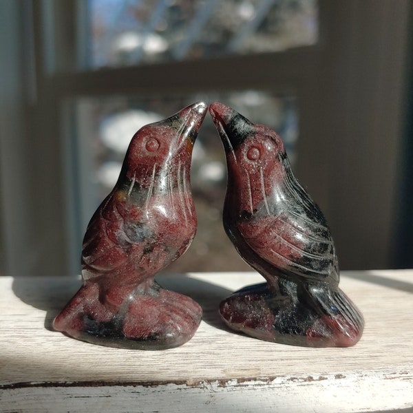 Garnet Lovebirds. Pair of Crystal Ravens. Crow, Corvid, Bird figurine. Nature Lover totem gemstone. Stone Gift for birder, mystic psychic