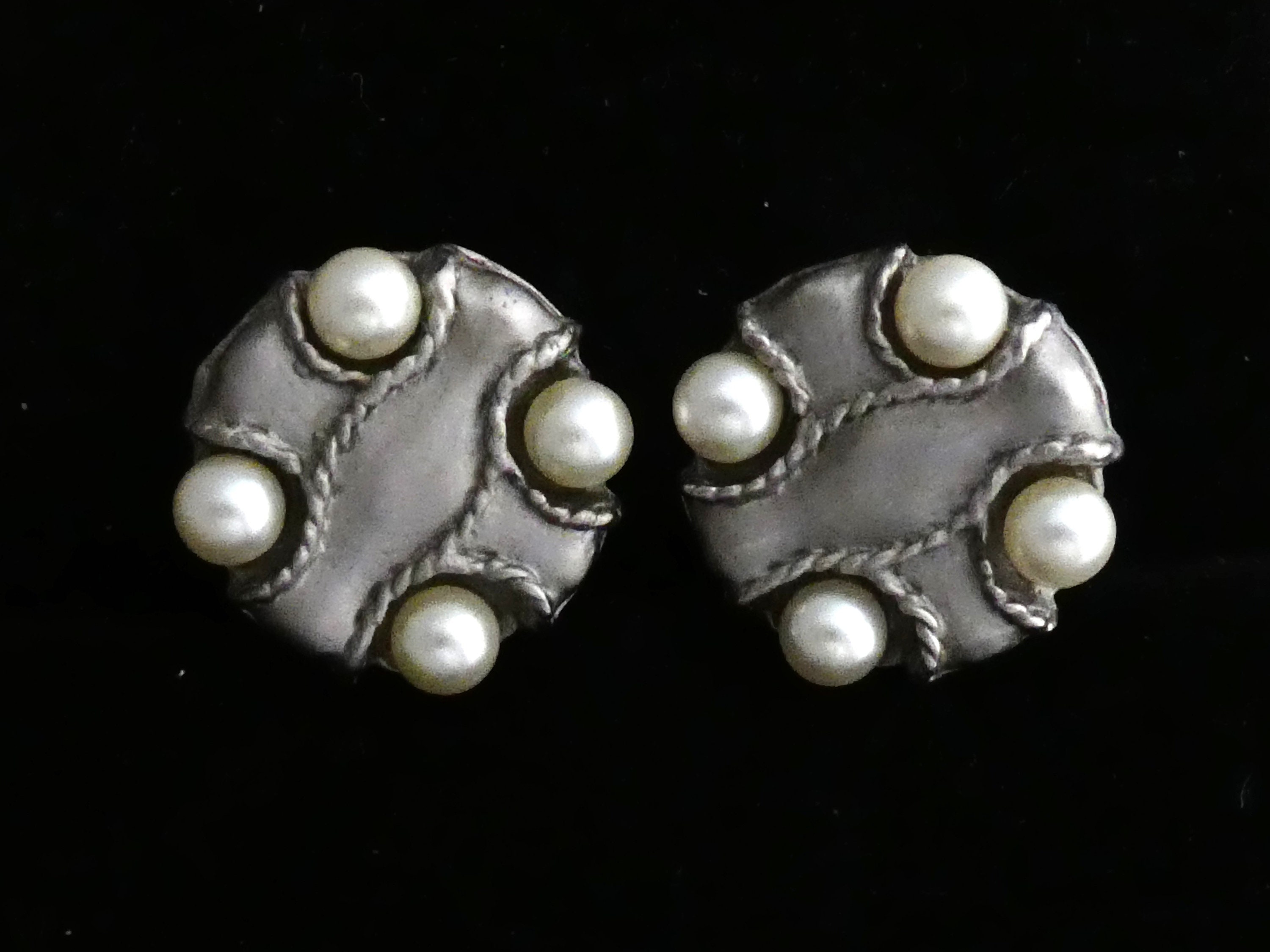 VINTAGE Rare Vanecci Pewtertone Matte Silvertone Faux Pearl Circular Abstract Stud EARRINGS