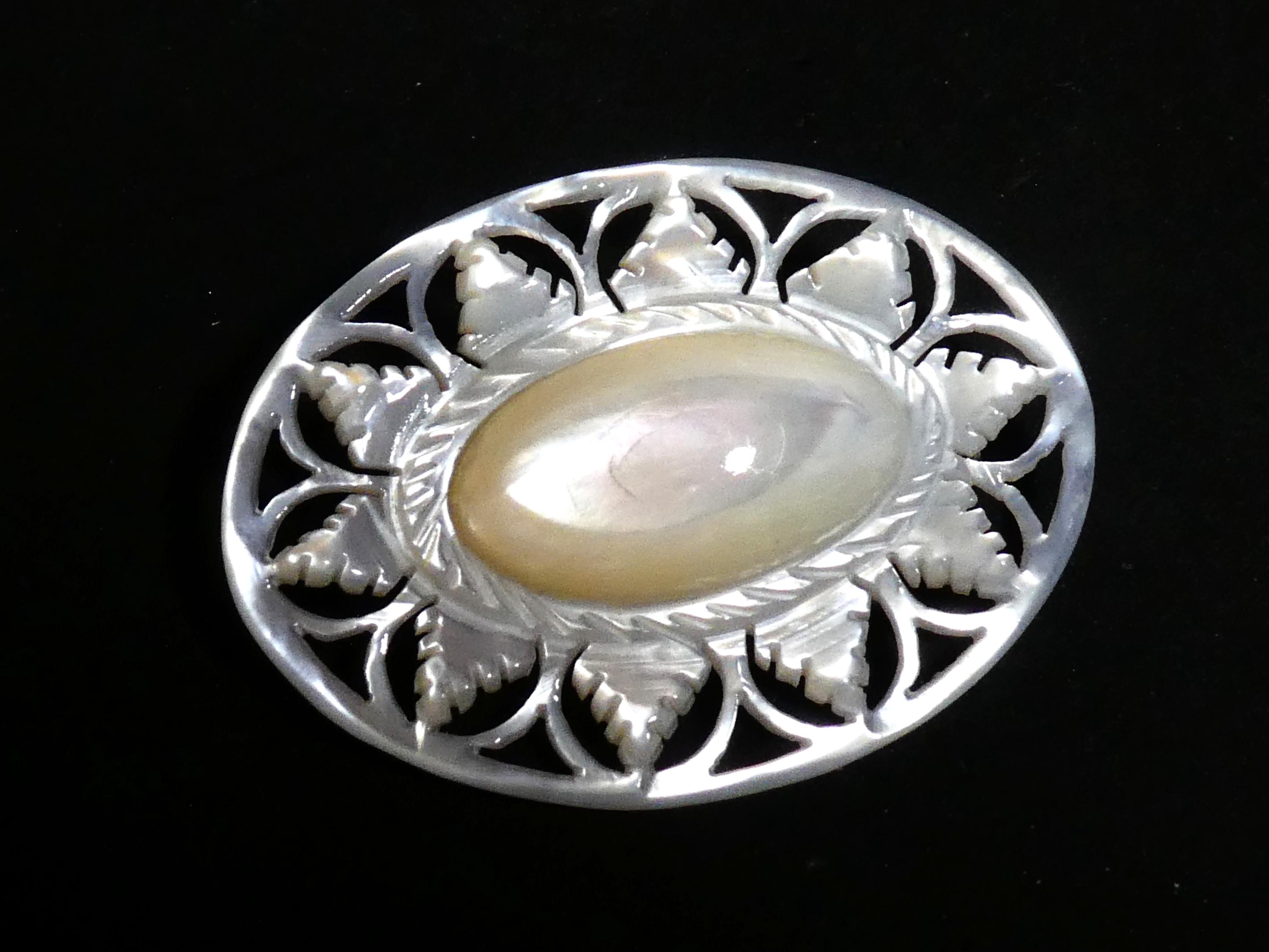 ヴィンテージ マザーオブパールのフラワーオーバルブローチ ベツレヘム