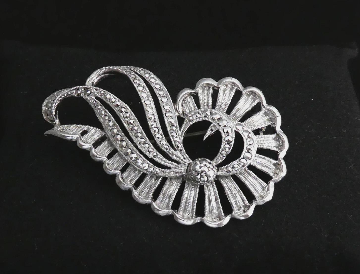 Broche Ancienne En Forme De Nœud - Argent 800 Avec Marcassites - Occasion En Bon état D'usage