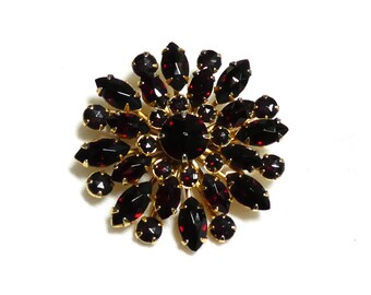 BROOCH Vintage Goldtone Navette Pointed Faceted Deep Red Rhinestone Cluster