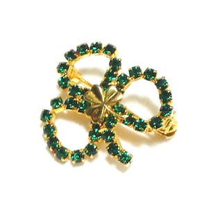 VINTAGE Small Goldtone Prong Set Green Rhinestone Lucky Shamrock BROOCH