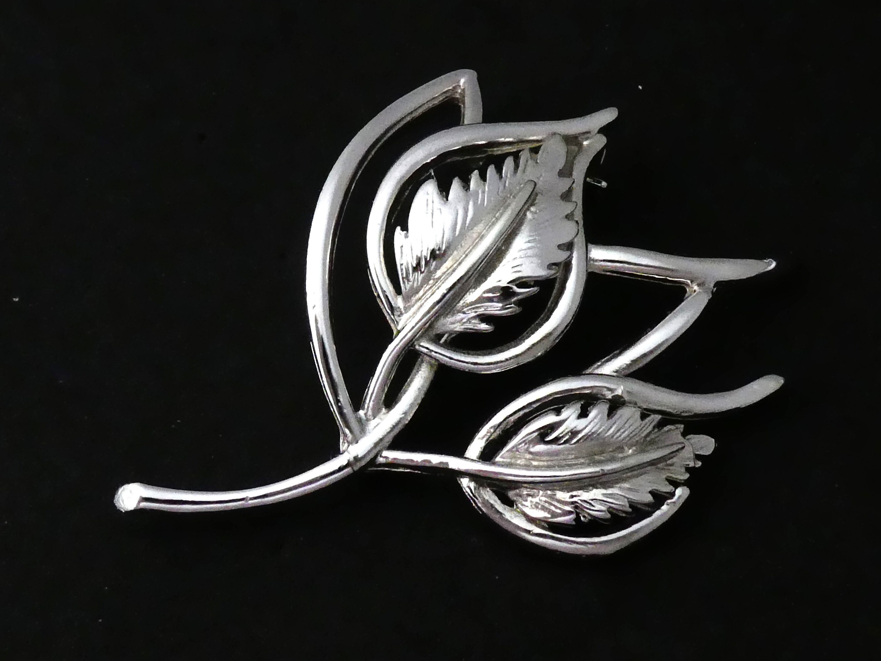 Vintage Hollywood Silvertone gestileerde bloemenbladspray broche