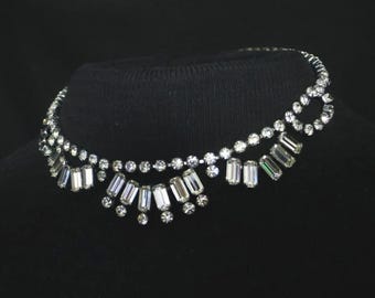 Collana vintage Silvertone con pendenti a goccia di cristalli rotondi e grandi a baguette trasparenti.