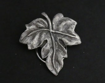 VINTAGE - Pewtertone 3D Textured Leaf Design Scarf Ring Clip