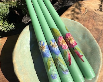 Velas cónicas con flores prensadas: Decoración botánica, velas cónicas de colores, un par