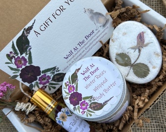 Rose Spa Geschenkset - Körperbutter, Roll-on-Parfüm und Badebombe