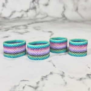 Glitzernder Pastell Regenbogen Handperlenring aus Glas - DICKE BAND Regenbogen Design