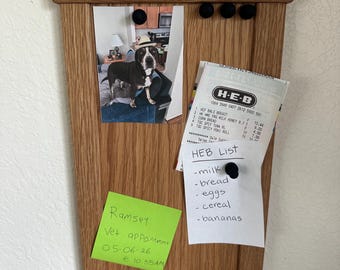 Magnetyczna tablica na notatki z drewna z półką | Orzech lub biały dąb | Organizer ścienny | Kuchnia, biuro, przedpokój | Nowoczesny, minimalistyczny wystrój