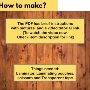 Pu&ograve; includere: Uno sfondo in legno con una casella di testo gialla che dice "Come fare?" e altre due caselle di testo gialle. La prima casella di testo dice "Il PDF contiene istruzioni brevi con immagini e un link a un tutorial video. (Per guardare il video ora, controlla la descrizione dell'articolo per il link)". La seconda casella di testo dice "Cose necessarie: Laminatrice, buste per laminare, forbici e nastro adesivo trasparente."