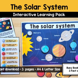Peut inclure: Un pack d'apprentissage interactif sur le système solaire avec une page de livre animé et trois cartes de faits. Le pack comprend une illustration colorée du système solaire avec les planètes Mercure, Vénus, Terre, Mars, Jupiter, Saturne, Uranus et Neptune. Les planètes sont étiquetées avec leurs noms et ont une carte de faits pour chaque planète.