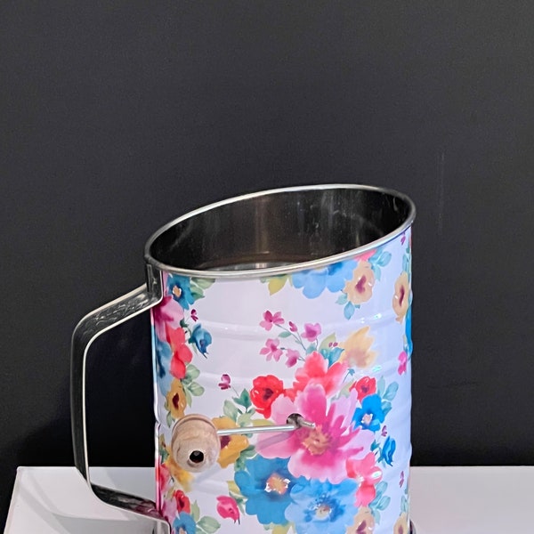 Peneira de farinha com manivela giratória de aço inoxidável Pioner Women Breezy Blossoms