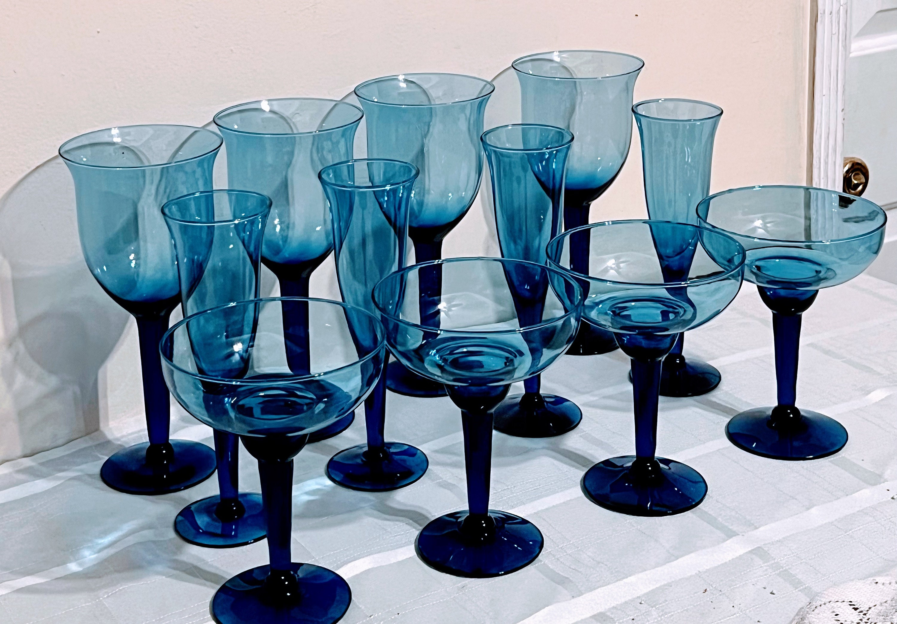Vintage, vetro blu, set di 7, bicchieri da vino con motivo a uva inciso,  squisito, soffiato a mano, delicato, alto, raro, bicchieri da vino blu -   Italia