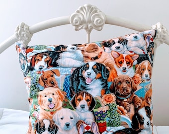 Peut inclure: Un oreiller bleu et blanc avec un motif coloré de nombreux chiots différents. Les chiots sont de races et de tailles différentes, et ils regardent tous la caméra. L'oreiller est parfait pour ajouter une touche de fantaisie à n'importe quelle pièce.