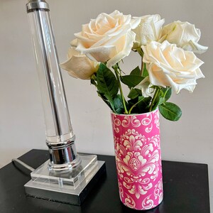 ピンクと白の陶器の花瓶、内側は白色、新品未使用、開口部の高さ7 1/2インチ x 3 1/2インチ