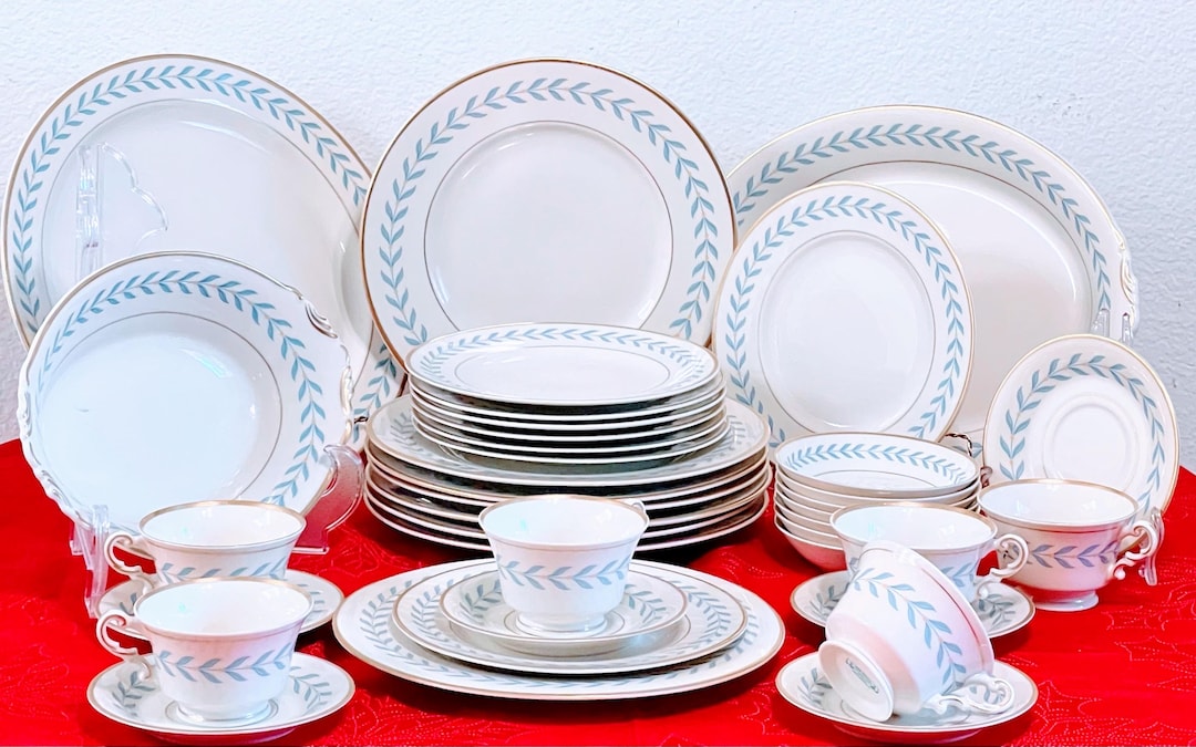 1940's Syracuse China in the “ Sherwood Old Ivory” Pattern 33 PC