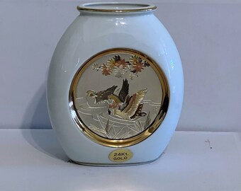 Vintage Japanese Chokin style vase , this lovely  vase has 24K of gold  engraving. This art style was originated in the 6th century