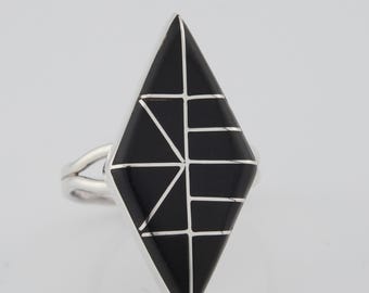 Anillo llamativo de plata de ley con ónix e incrustaciones de plata y líneas geométricas - Talla 7.25