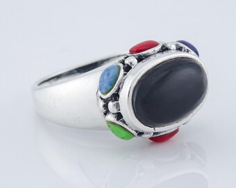 Anillo ovalado de plata de ley con ónix negro y piedras multicolores (Talla 6)