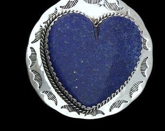 Colgante de corazón de lapislázuli azul de Joan Slifka Designs, de 5 cm, firmado y fechado por el artista.