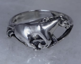 Anillo de plata de ley con diseño de caballo al galope de Ott - Talla 7 (vaquera)