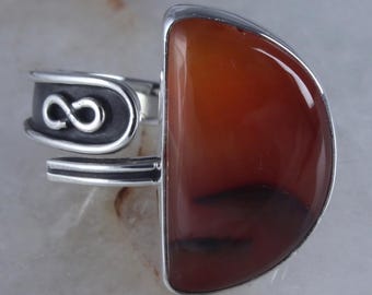 Anillo de media luna de ágata cornalina bandeada – Plata de ley estilo boho (Talla 8)