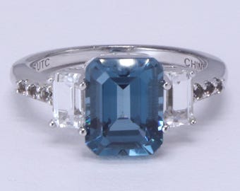 Anillo de plata de ley con topacio azul de Londres talla esmeralda y detalles de circonitas cúbicas – Talla 6