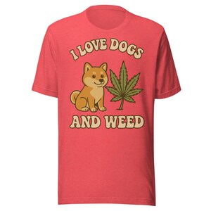 Camiseta divertida de perro con marihuana. Me encantan los perros y la marihuana. Estilo vintage de dibujos animados, retro, colores descoloridos, desgastada, para fumetas, con gráfico de perro con hoja de cannabis.