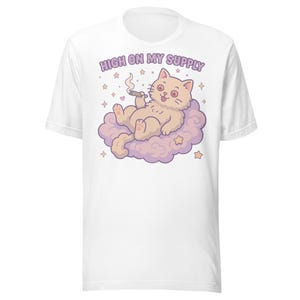 Camiseta divertida de gato con marihuana, High On My Supply, estilo vintage de dibujos animados, gato de ojos rojos fumando porro en una nube, camiseta gráfica retro de colores descoloridos para fumetas.