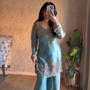 Conjunto de salwar kameez de seda de diseñador Fendy / Traje palazzo con bordado de lentejuelas, atuendo de fiesta