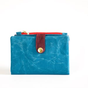 Cartera de lona encerada azul mosaico con interior rosa, correa burdeos y cremallera YKK rojo escarlata.