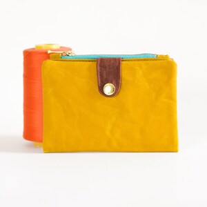 Cartera de lona encerada para mujer, billetera tipo billetera de color amarillo mantequilla, billetera de colores llamativos hecha en casa, monedero tipo bolsa, billetera con estilo veraniego.