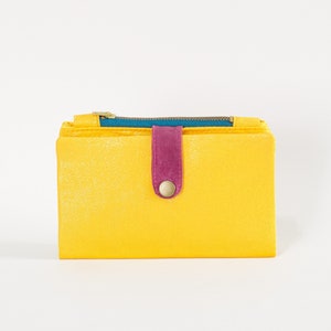 Cartera larga amarilla Mango para mujer, elegante y brillante, estilo cartera de viaje, color amarillo mantequilla con correa de lona encerada.