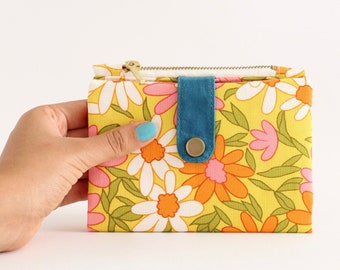 Cartera Daisy pequeña para mujer, cartera retro verano, cartera bifold años 70, tela de cartera groovy, cartera floral de algodón,