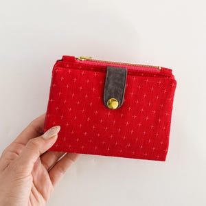 Cartera roja escarlata con puntadas sashiko rosas, cartera con cremallera para tarjetas de crédito, cartera plegable con bordado