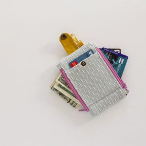 Monedero llavero con doble cremallera, cartera sashiko realizada con tejido azul bebé y cremalleras lilas,