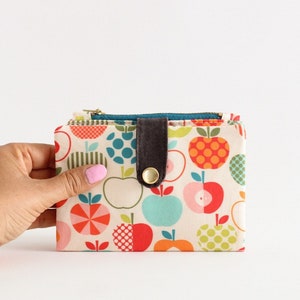 Cartera con cremallera y diseño escandinavo de Apple, cartera para Apple con 8 ranuras para tarjetas de crédito, cartera de regalo para profesores con cierre de lona encerada.