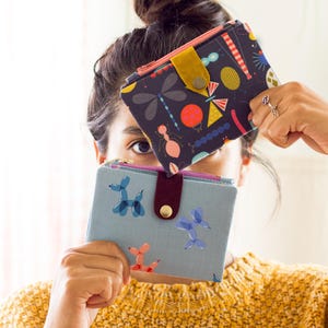 Carteras felices para gente feliz, regala una sonrisa a tus seres queridos con estas carteras veganas y coloridas para mujer o niña.