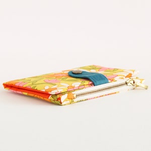 Cartera Daisy pequeña para mujer, cartera retro verano, cartera bifold años 70, tela de cartera groovy, cartera floral de algodón, imagen 5