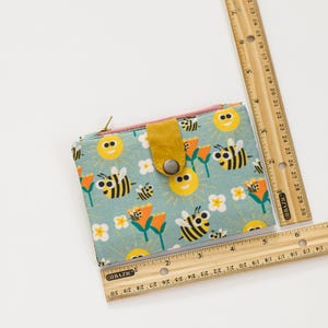Carteira pequena Happy Bee, salve as abelhas, carteira dobrável com zíper para mulheres, carteira de viagem fofa, carteira ecológica com bolsa com zíper imagem 3