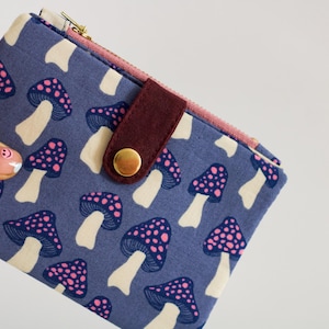Cartera con forma de hongo para mujer, color azul medianoche y con interior amarillo, con cremallera YKK lila, estilo funky, tarjetero con forma de hongo.