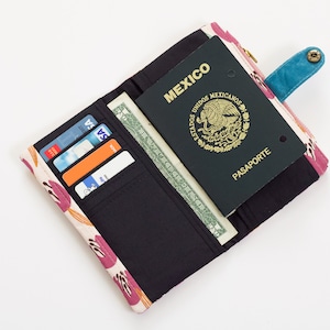 Carteira de passaporte de tecido multiuso com 10 compartimentos para cartões, bolso com zíper e espaço traseiro para notas, carteira longa e resistente com estampa de tulipa