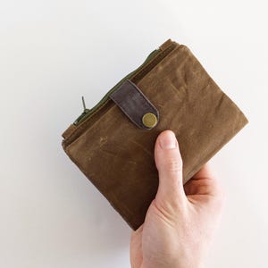 carteira de viagem para homens organizador de cartão de crédito feito com lona encerada, carteira com zíper bifold, carteira de couro vegano imagem 1