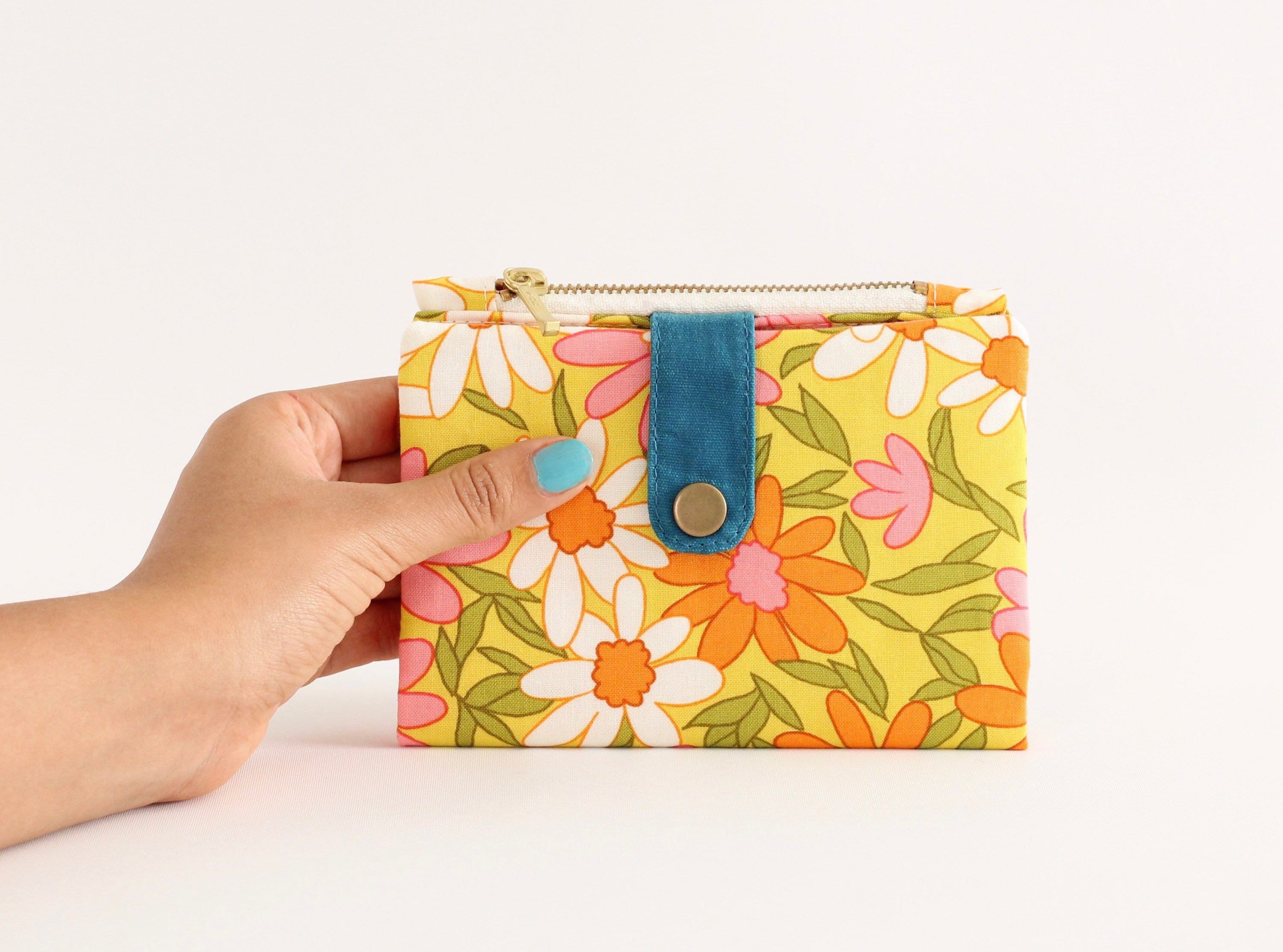 Cartera Daisy pequeña para mujer, cartera retro verano, cartera bifold años 70, tela de cartera groovy, cartera floral de algodón,