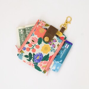 Monedero con llavero de flores, bolsillo frontal, mini billetera romántica, dos cremalleras en un espacio pequeño, billetera vegana súper pequeña, billetera vegana con llavero