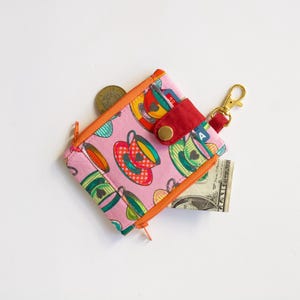 Carteira chaveiro Alice no país das maravilhas, carteira super pequena com bolso frontal, carteira fina fofa, ideia de presente para menina, presente maximalista para ela,