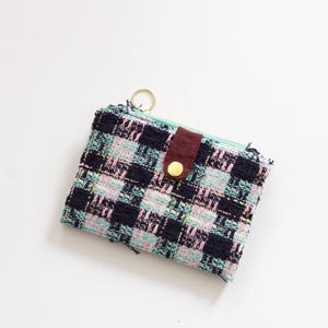 Cartera realizada en tweed inglés, única en su tipo, cartera resistente realizada con cremallera metálica YKK verde, tejido interior azul oscuro.